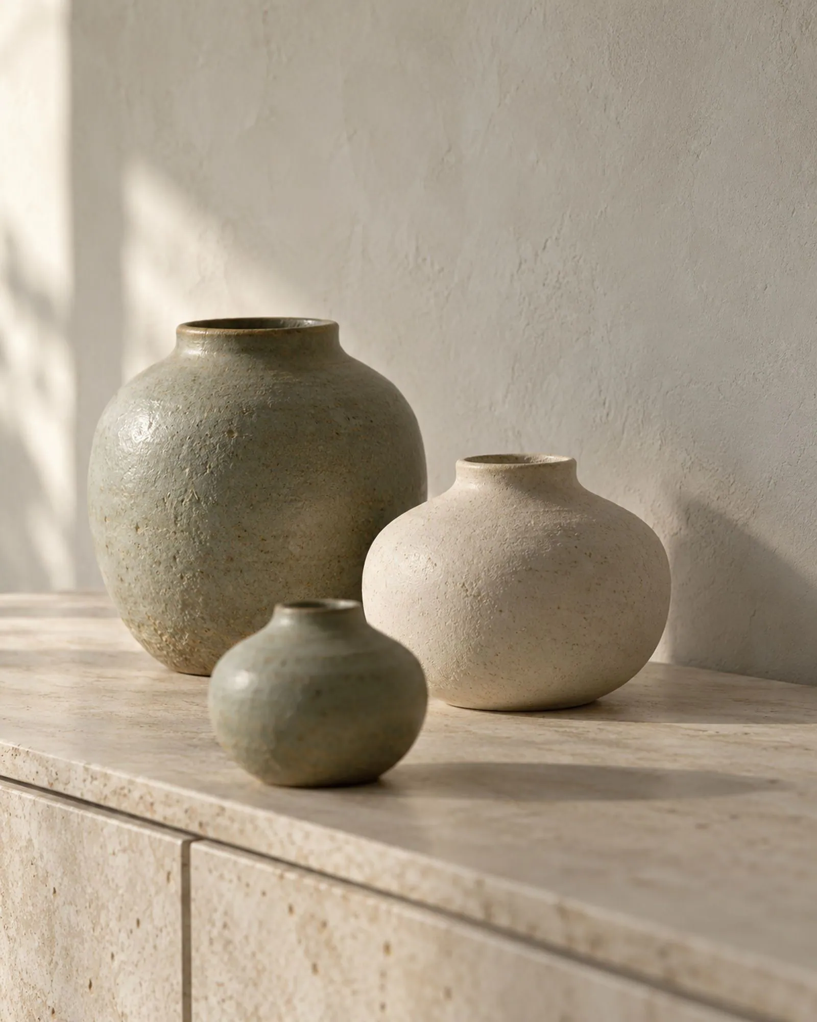 Vasos de cerâmica em tons de cinza e verde